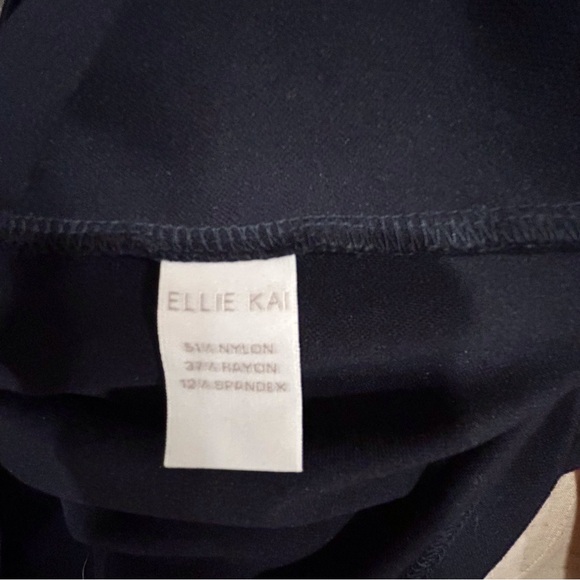 ELLIE KAI Sleeveless V-neck. - Picture 7 of 8